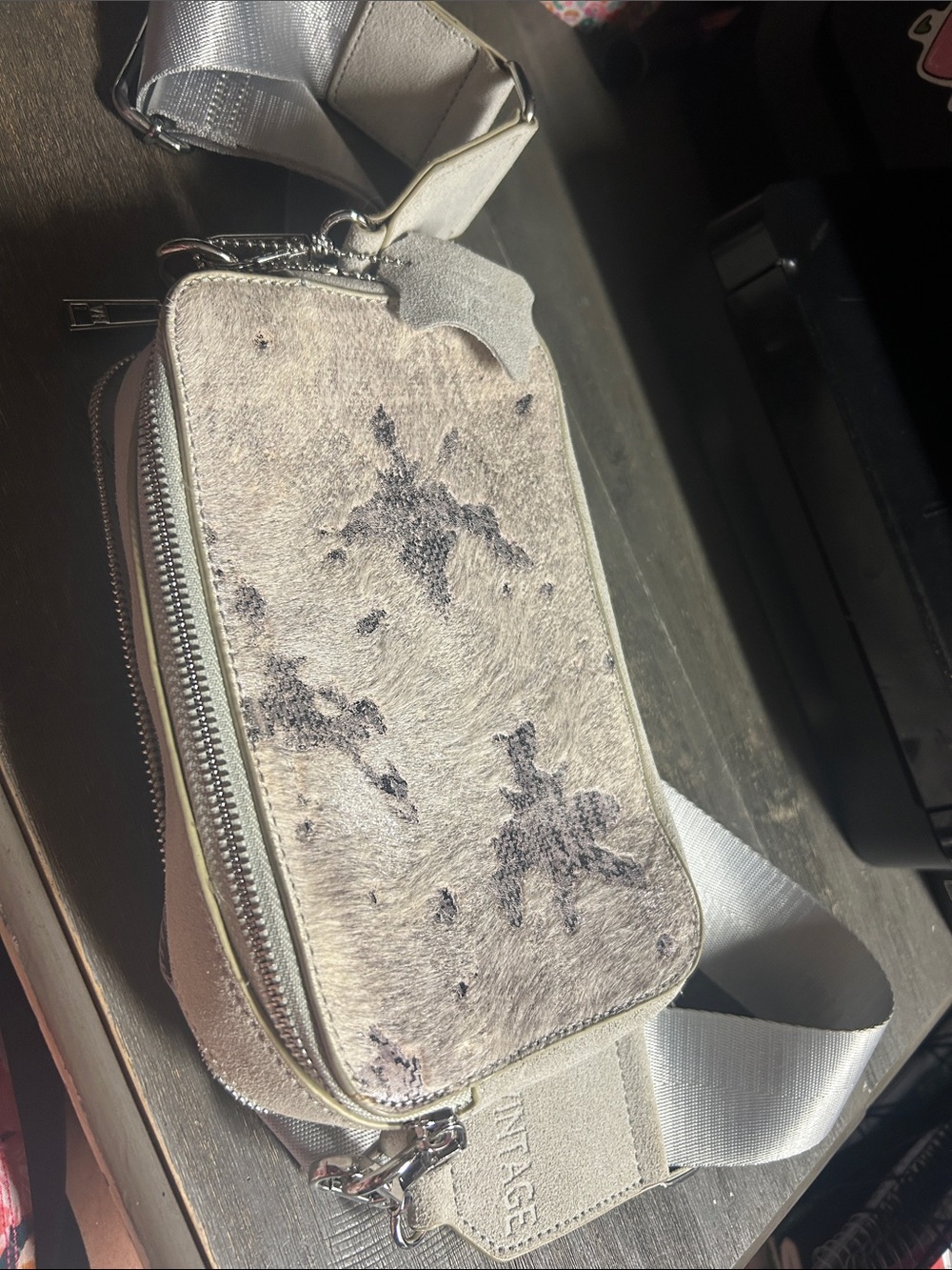 Vintage Havana "Meme" crossbody bag features a beige cowhide body with studs - Picture 3 of 3
